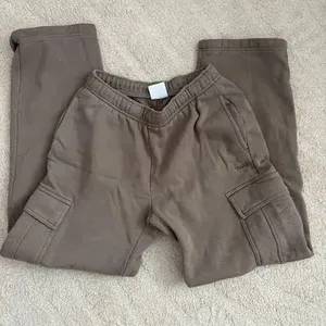 New with tags - ARITZIA Cozy Sweatfleece Mega Cargo™ Sweatpant in Taupe Size xs thumbnail 4