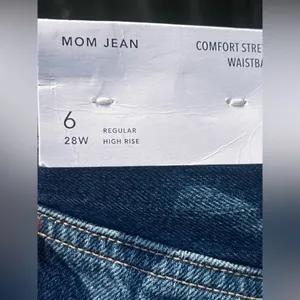 American Eagle outfitters Distressed & Ripped HIGH RISE MOM JEANS NWT thumbnail 6