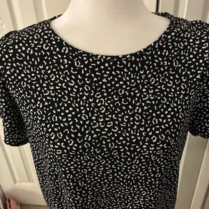 Banana Republic T-Shirt Womens M Black White Leopard Print Knit Short Sleeve thumbnail 2