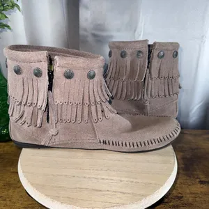 Minnetonka Double Fringe Concho Boot 9.5 Taupe Suede Boho Moccasin Ankle thumbnail 8