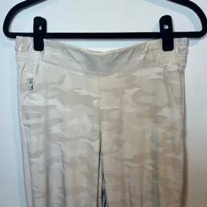 Athleta Brooklyn Jogger Pants Abalone Beige Camo Athletic Pockets Stretch Fall 8 thumbnail 3