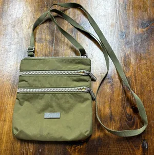 Baggallini Green‎ Crossbody Purse thumbnail 1
