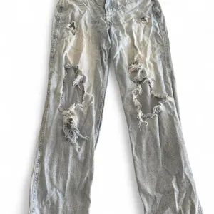 Hollister Ultra High-Rise Mom Jeans Light Wash Distressed Ripped Size 9R 29 thumbnail 2