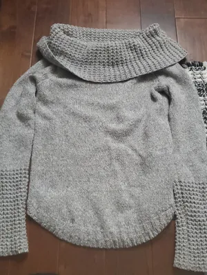 Abercrombie & Fitch Light Gray Off-Shoulder Foldover Collar Sweater Size Small thumbnail 1