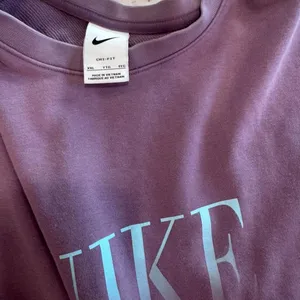 Nike Oversized Crewneck Sweatshirt Mauve Purple Spellout thumbnail 4