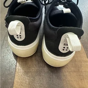 Nike Air Max Motion 2 Sneakers Black White Women’s Size 7 Running Shoes thumbnail 4