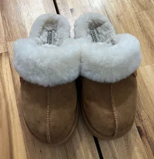 Fireside by Dearfoams Faux Shearling Suede Slippers Womens 7 Brown Cozy thumbnail 1