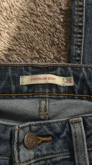 Levi’s Low-Rise Bootcut Jeans thumbnail 3
