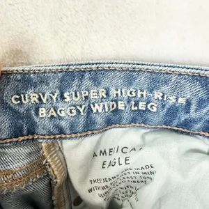 American Eagle Curvy Super High Rise Baggy Wide Leg Cargo Jeans Size 6 Light thumbnail 4