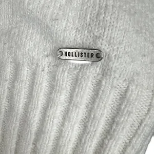 Hollister Women's White Fair Isle Cropped Crewneck Sweater - Size Small thumbnail 4