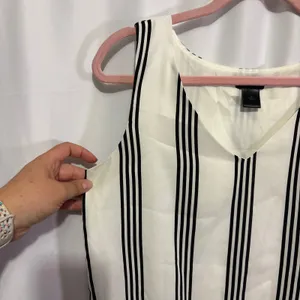 Ann Taylor Black White Striped V-Neck Sleeveless Blouse Layered Hem Top S thumbnail 3