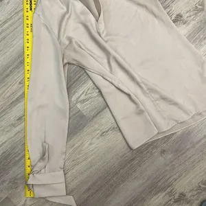Banana Republic Beige Long Tie Sleeve V-Neck Blouse Size XS thumbnail 11