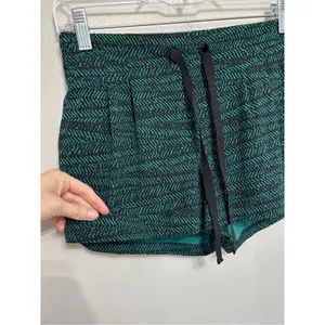Lululemon Spring Break Away Shorts II in Hunter Green Mini Trax - Size 6 thumbnail 8