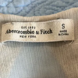 Abercrombie & Fitch Beige Long Sleeve Split Black Top size Small thumbnail 9