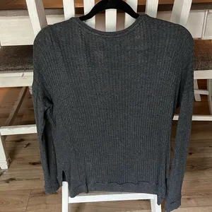 Grey long sleeved v thumbnail 2