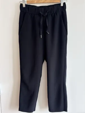 Lululemon On the Fly Crop Woven 23” Black Pants Size 2 thumbnail 4