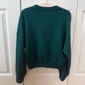 Abercrombie & Fitch London Embroidered Cropped Crewneck in Teal thumbnail 3