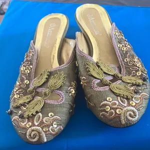 FINAL MARKDOWN Gold Embellished Women's Shoes 6 1/2 Size 6.5 thumbnail 1