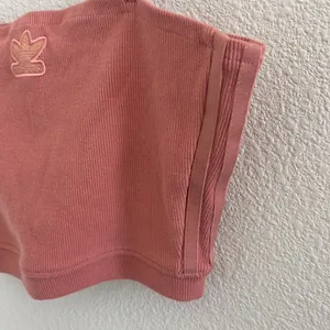 Adidas Pink Mauve Embroidered Patch Logo Crop Three Stripe Mini Rib Crop Top M thumbnail 4