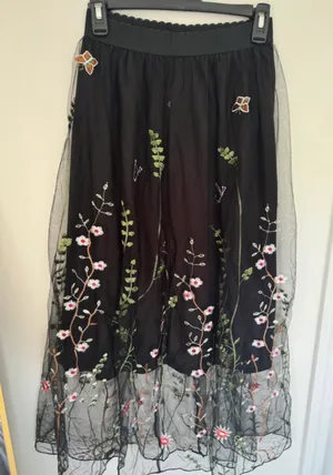 Black Floral Skirt with embroidery Size XS In excellent condition thumbnail 4