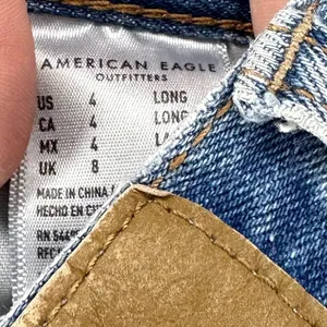 American‎ Eagle Mom High Waisted Distressed Med Light Wash Jeans size 4L thumbnail 6