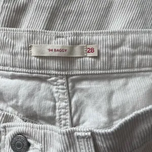 Levi’s‎ White Corduroy ‘94 Baggy Jeans Size 6/28 thumbnail 3