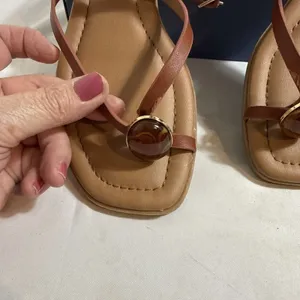 Universal Threads Elizabeth Sandals Womens 6 Thong Cognac Flat In Box thumbnail 2
