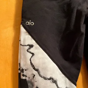Alo yoga mesh leggings - black & white thumbnail 6