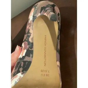 French Connection Heels Floral Neutral Tone Size 7.5 thumbnail 3