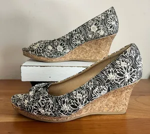 Dexflex Comfort Womens Black White Floral Cork Wedge Peep Toe Sandals Size 7W‎ thumbnail 1
