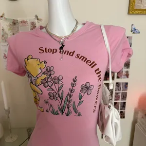 Disney Winnie The Pooh Pink Graphic Baby Tee T-Shirt Women Size Small Floral Cot thumbnail 2