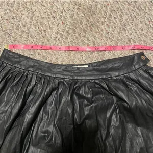 Aritzia Wilfred Le Fou Pleated Vegan Leather Skirt Black- Size 10 thumbnail 12