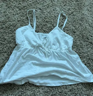Aritzia white top thumbnail 1
