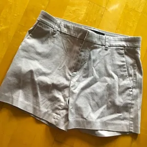 Banana Republic Khaki Tan Mid Rise Shorts Size 0 4 Inch Inseam thumbnail 1