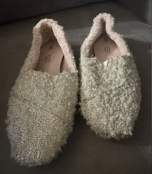 fuzzy Sherpa White Gold Pink women’s 8 TOMS slip on shoes thumbnail 1