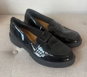 Clark’s women’s Black Patent Leather Penny Loafers 8 thumbnail 1