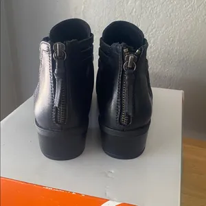 BareTraps black goldie Ankle boots Criss Cross Boho zip up size 7 NWT thumbnail 3