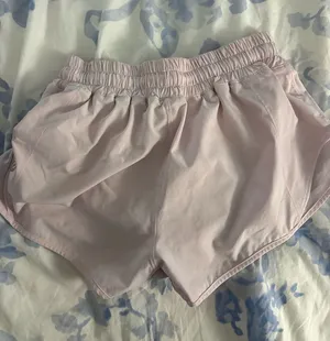 Strawberry Milkshake Lululemon Hotty Hot 2.5" Shorts thumbnail 1
