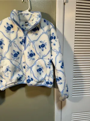 Old Navy Women’s Sz Medium Sherpa Quarter Zip Sweatshirt White Blue Floral Print thumbnail 4