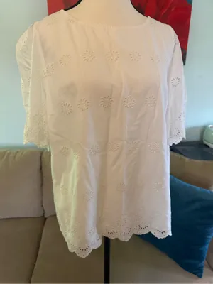 GAP White Eyelet Embroidered Woven scalloped hem Round Neck Blouse Top Size L thumbnail 4