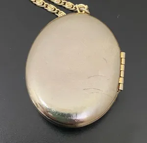 Vintage AVON Gold-tone Oval Floral Faux Pearl Locket Pendant 24” Necklace 33g thumbnail 13