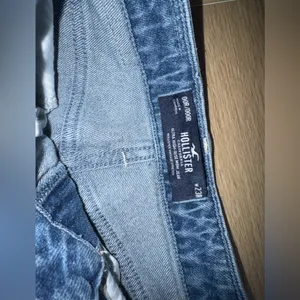 hollister co High-waisted distressed denim ultra highrise mom jeans thumbnail 5