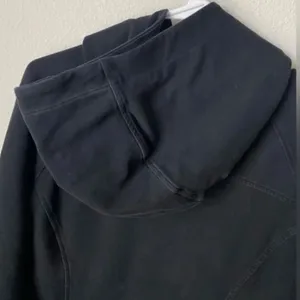 Lululemon Black Pullover Scuba Hoodie Women’s 6 thumbnail 4