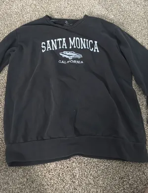 Black crew neck thumbnail 1
