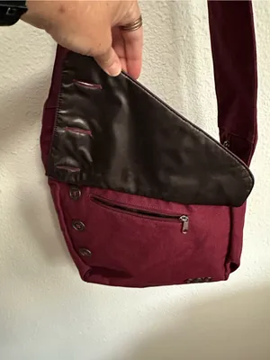 Ogio Everyday Tablet Crossbody Messenger Bag in Burgundy Red thumbnail 4