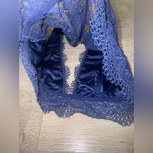 Victoria's Secret Body By Victoria Lace plunge Bralette Size Medium Floral Navy thumbnail 2