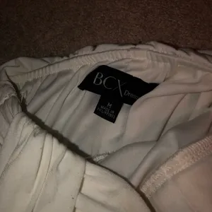 white strapless dress Size M thumbnail 2
