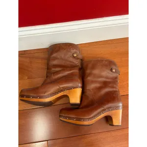 UGG Lynnea Clog‎ Boots Womens Brown Leather Shearling Studded Wood Heel 6 thumbnail 5