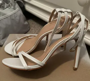White high heel shoes thumbnail 1