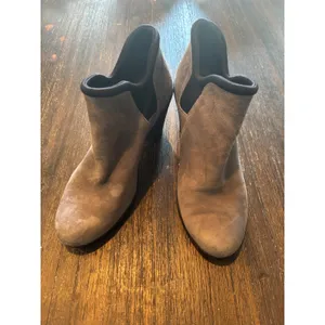 Clarks Suede Ankle‎ Booties Womens 6.5 Grey V-Cut Block Heel Casual Shoes thumbnail 2